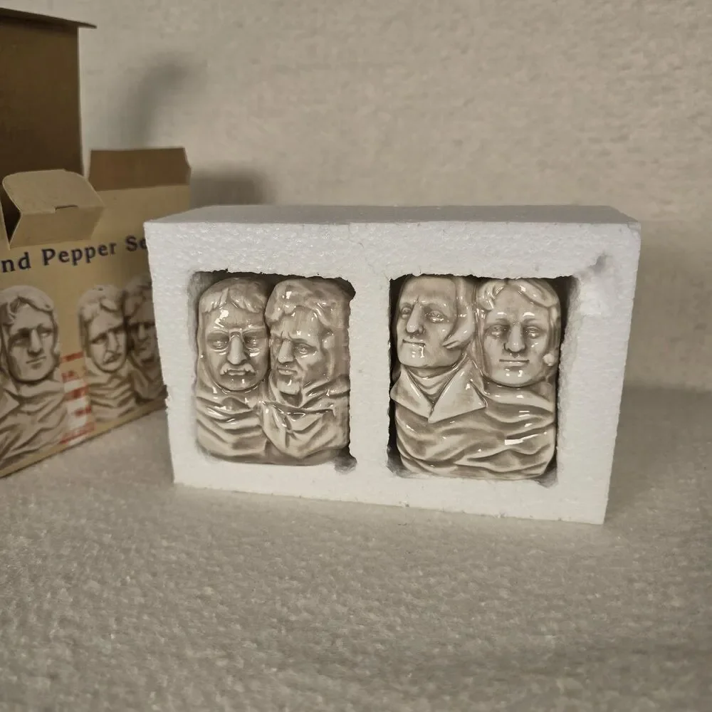 Vintage Mount Rushmore Souvenir Figural Salt and Pepper Shakers South Dakota NIB